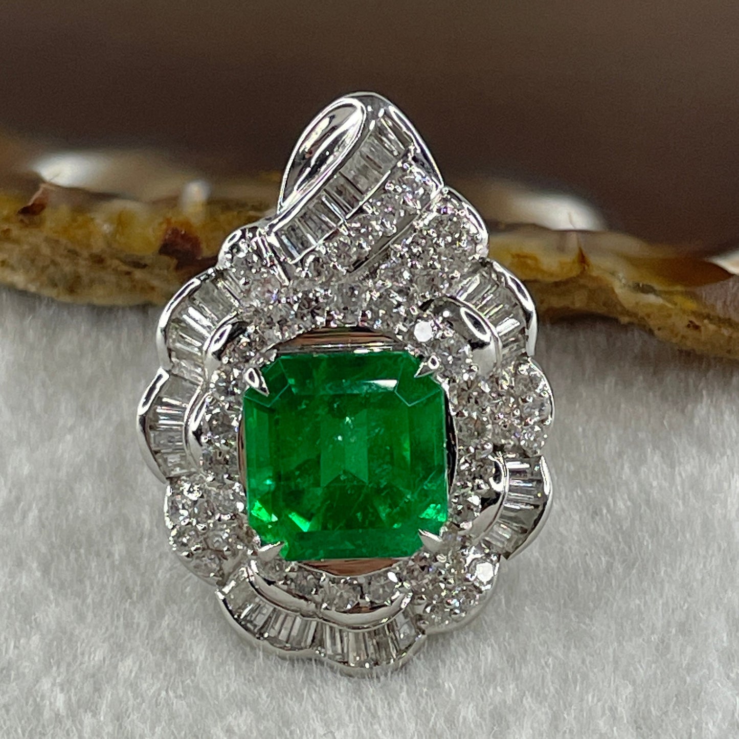 Rare Natural Columbian Green Emerald Beryl Faceted Step Cut Octagonal Shape 11.9 by 11.4 by 7.0mm 8.13ct and Natural Diamonds 3.10ct Platinum PT900 Ring Total 29.81g US6.5 HK13.5 EU53 Inner Diameter 16.9mm