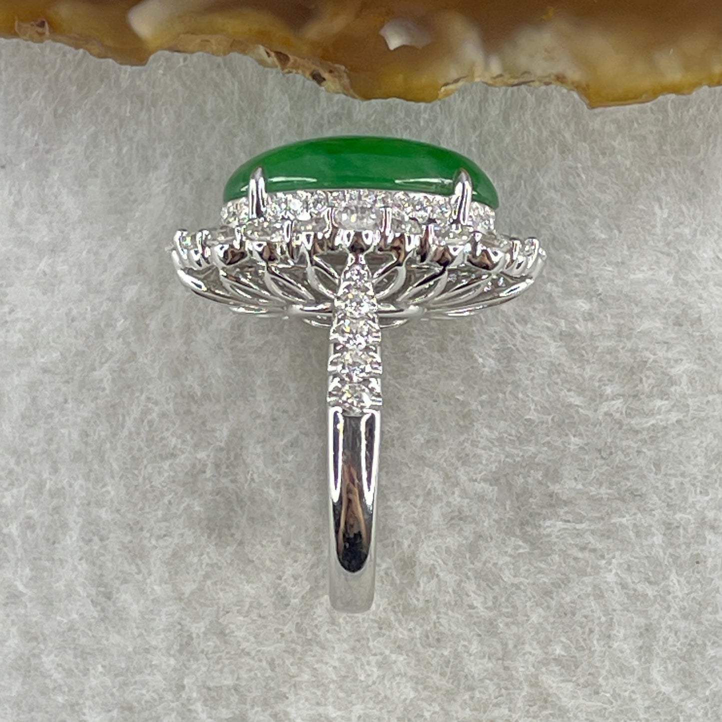 Very High Quality Highly Translucent TYPE A Natural Icy Intense Green Jadeite Oval Cabochon Approx 18.13 by 11.66mm Total Weight 11.42g including Natural Diamonds 2.93ct and Au750 White Gold Ring Setting US 7.25 HK 16 Inner Diameter 17.5mm with GIA Cert