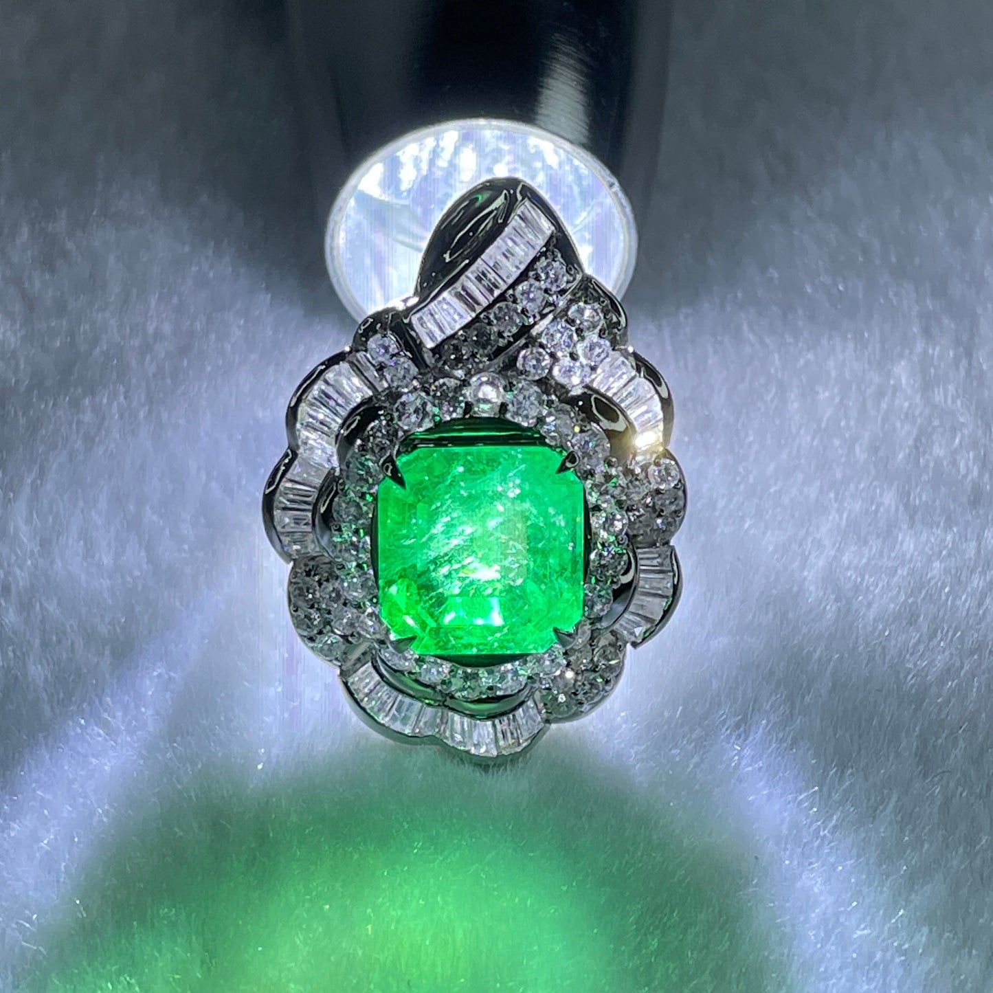 Rare Natural Columbian Green Emerald Beryl Faceted Step Cut Octagonal Shape 11.9 by 11.4 by 7.0mm 8.13ct and Natural Diamonds 3.10ct Platinum PT900 Ring Total 29.81g US6.5 HK13.5 EU53 Inner Diameter 16.9mm