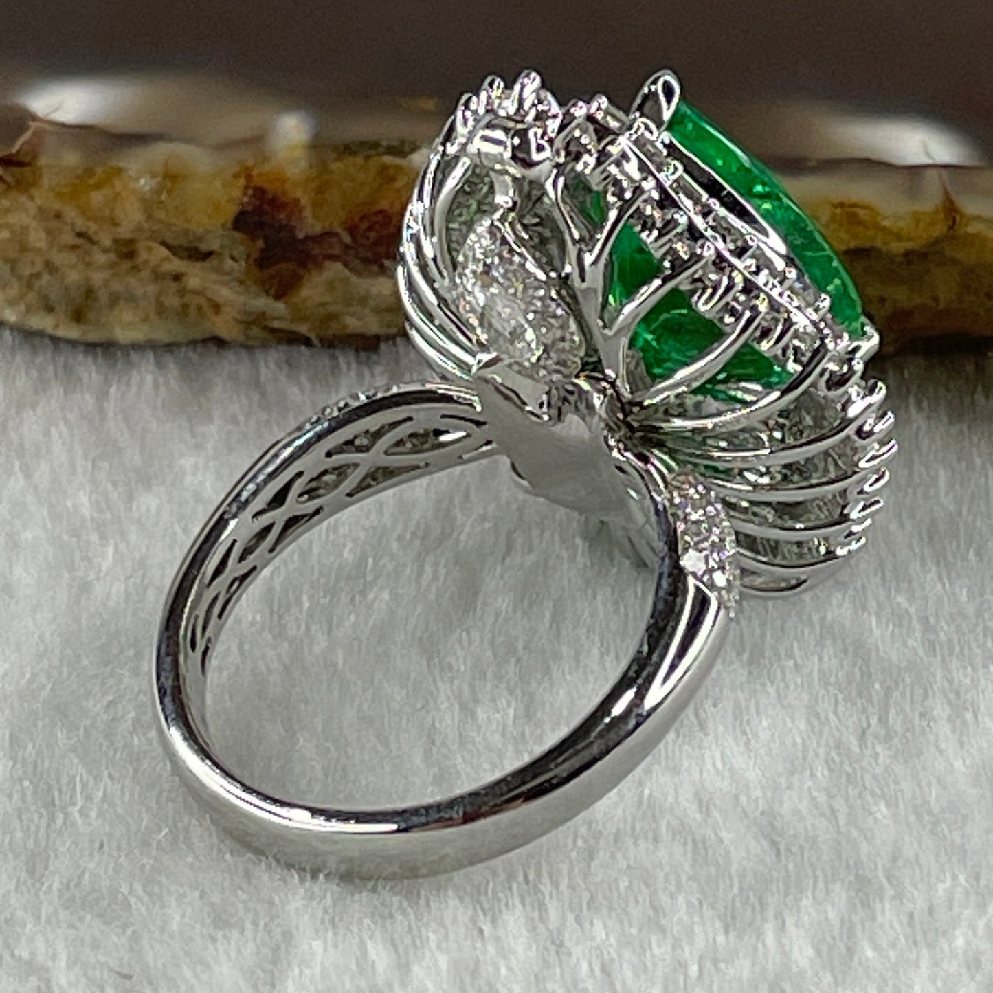 Rare Natural Columbian Muzo Modified Brilliant Vivid Green Emerald Beryl Faceted Pear or Tear Drop Shape 14.46 by 10.74 by 6.91mm 5.59ct and Natural Diamonds 2.38ct 18K 750 White Gold Ring Total 11.07g US7.25 HK16 EU55 Inner Diameter 17.6mm GUILD Cert