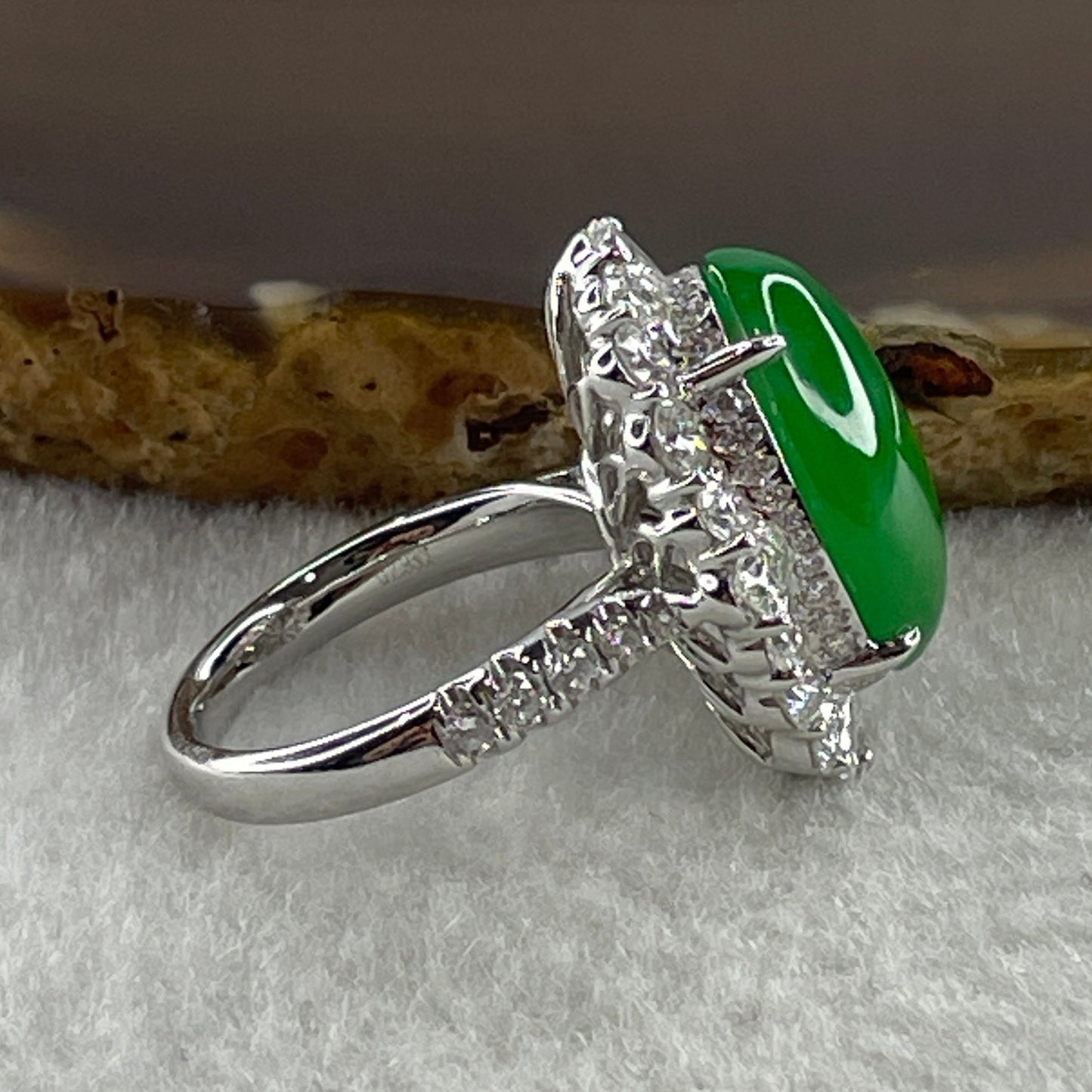 Very High Quality Highly Translucent TYPE A Natural Icy Intense Green Jadeite Oval Cabochon Approx 18.13 by 11.66mm Total Weight 11.42g including Natural Diamonds 2.93ct and Au750 White Gold Ring Setting US 7.25 HK 16 Inner Diameter 17.5mm with GIA Cert