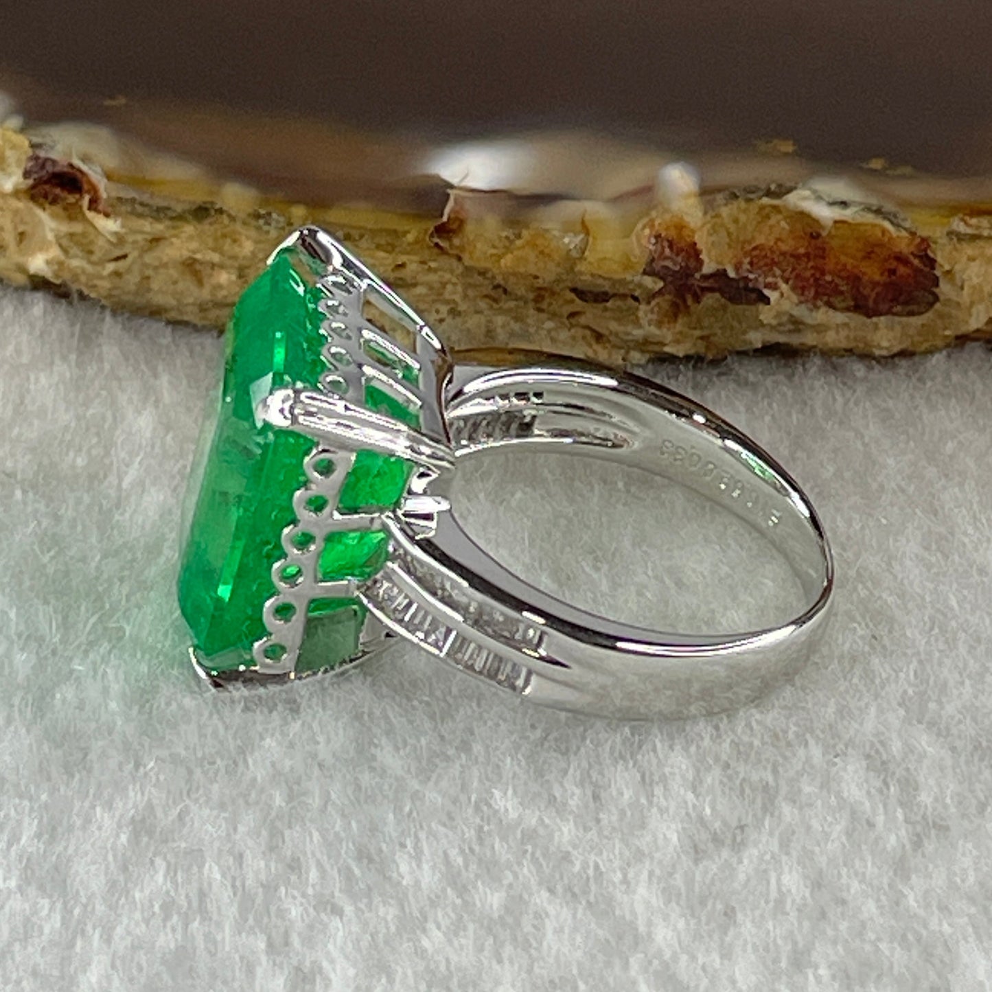 Rare Natural Columbian Green Emerald Beryl Faceted Step Cut Octagonal Shape 10.61Ct 14.66 by 12.48 by 8.82mm and Natural Diamonds 0.33ct Platinum PT900 Ring Total 10.63g US 6 HK 13 Inner Diameter 16.8mm GIA Cert