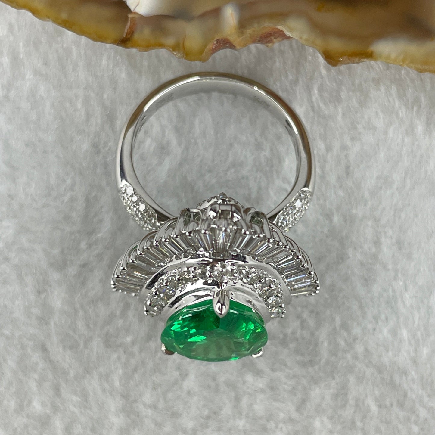 Rare Natural Columbian Muzo Modified Brilliant Vivid Green Emerald Beryl Faceted Pear or Tear Drop Shape 14.46 by 10.74 by 6.91mm 5.59ct and Natural Diamonds 2.38ct 18K 750 White Gold Ring Total 11.07g US7.25 HK16 EU55 Inner Diameter 17.6mm GUILD Cert