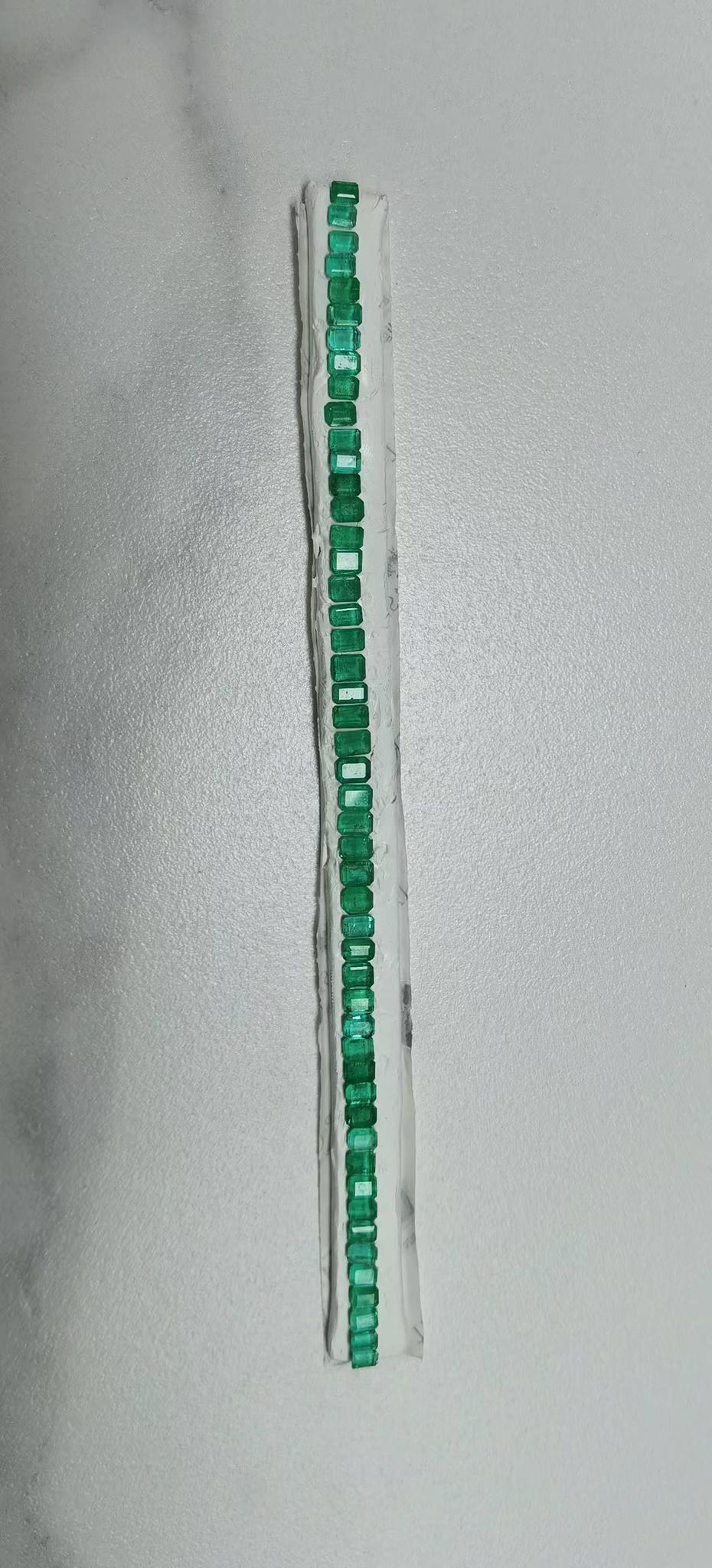 Natural Columbian Vivid Green Emeralds 15.35ct with Natural Diamonds 0.08ct Tennis Bracelet in 18K White Gold 9.74g 18cm Total 12.81g