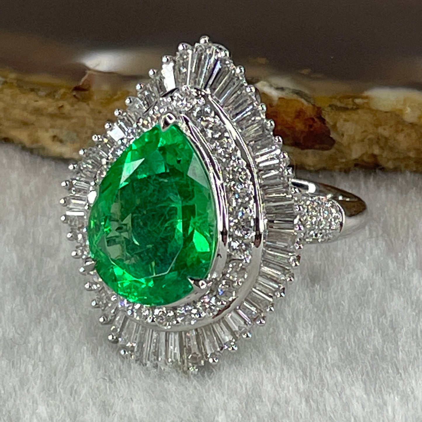 Rare Natural Columbian Muzo Modified Brilliant Vivid Green Emerald Beryl Faceted Pear or Tear Drop Shape 14.46 by 10.74 by 6.91mm 5.59ct and Natural Diamonds 2.38ct 18K 750 White Gold Ring Total 11.07g US7.25 HK16 EU55 Inner Diameter 17.6mm GUILD Cert