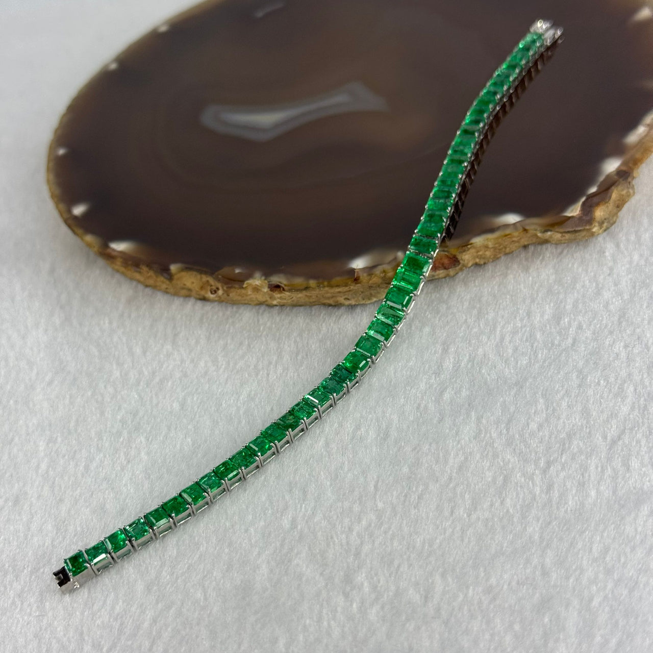 Natural Columbian Vivid Green Emeralds 45 pieces Total 15.35ct with Natural Diamonds 0.08ct Tennis Bracelet in 18K White Gold 9.74g 18cm Total 12.81g