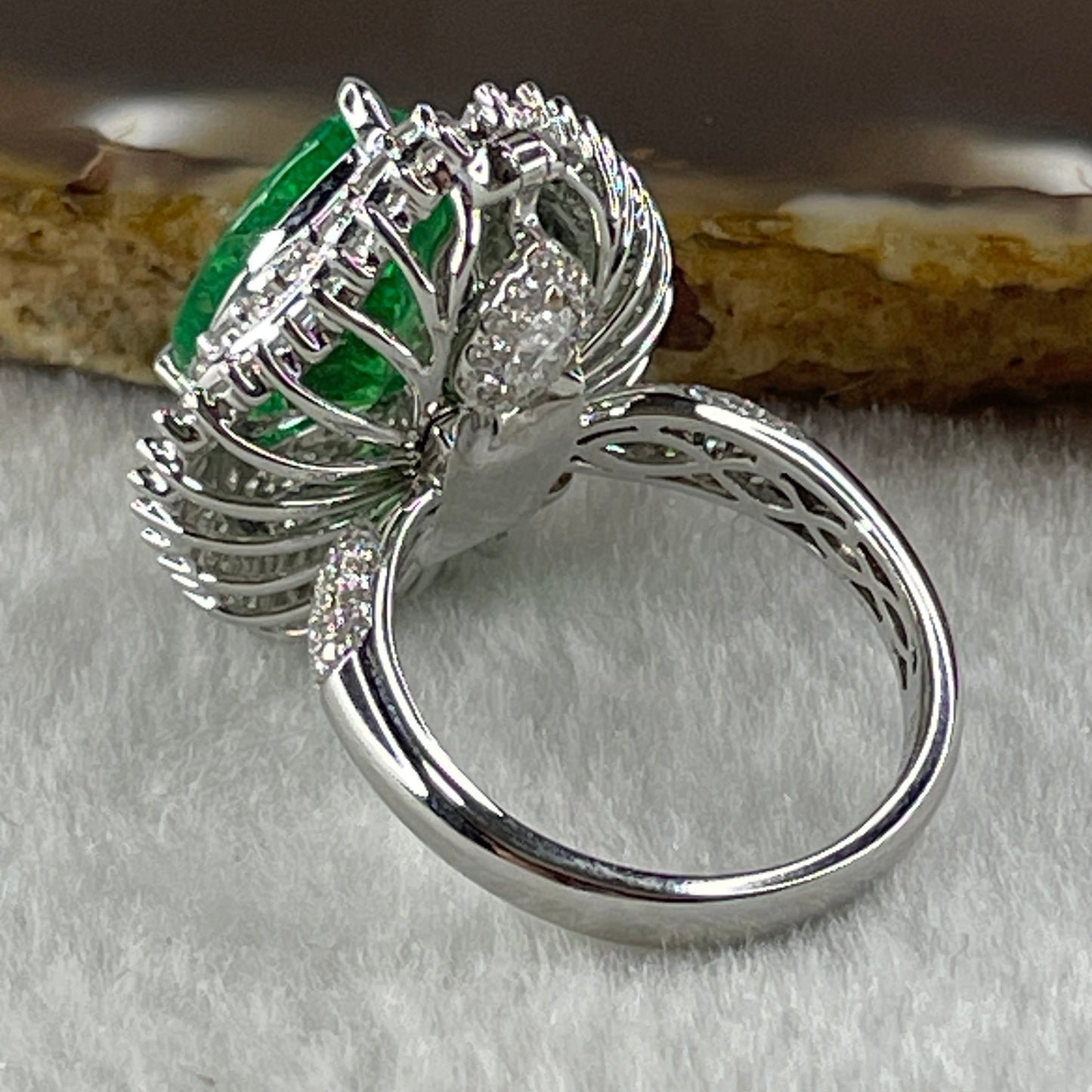 Rare Natural Columbian Muzo Modified Brilliant Vivid Green Emerald Beryl Faceted Pear or Tear Drop Shape 14.46 by 10.74 by 6.91mm 5.59ct and Natural Diamonds 2.38ct 18K 750 White Gold Ring Total 11.07g US7.25 HK16 EU55 Inner Diameter 17.6mm GUILD Cert