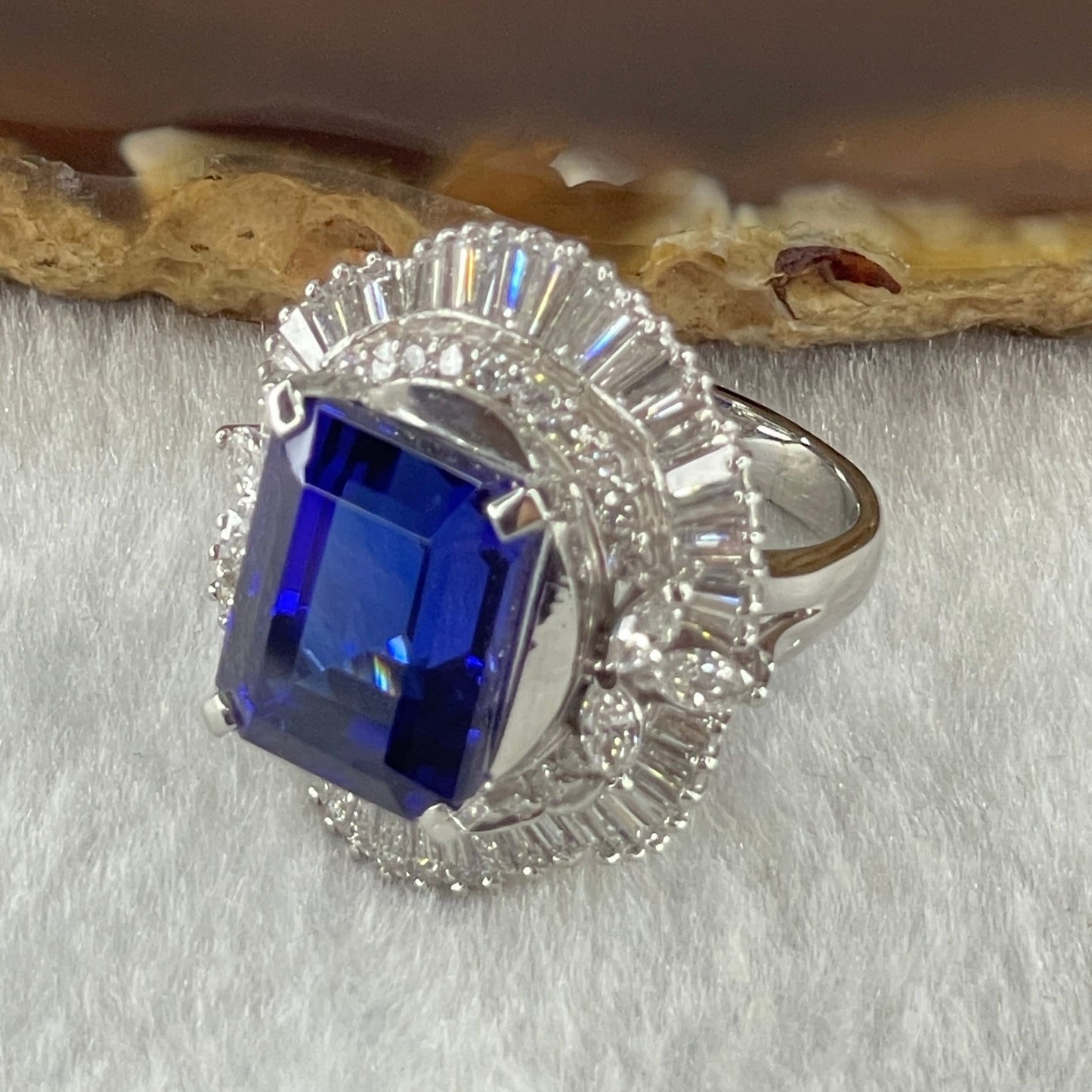 Very High Grade Natural Blue Tanzanite 12.12ct Natural Diamonds 2.33ct Platinum PT900 15.21g Ring Total 15.85g US6 HK13 EU52 Inner Diameter 16.5mm