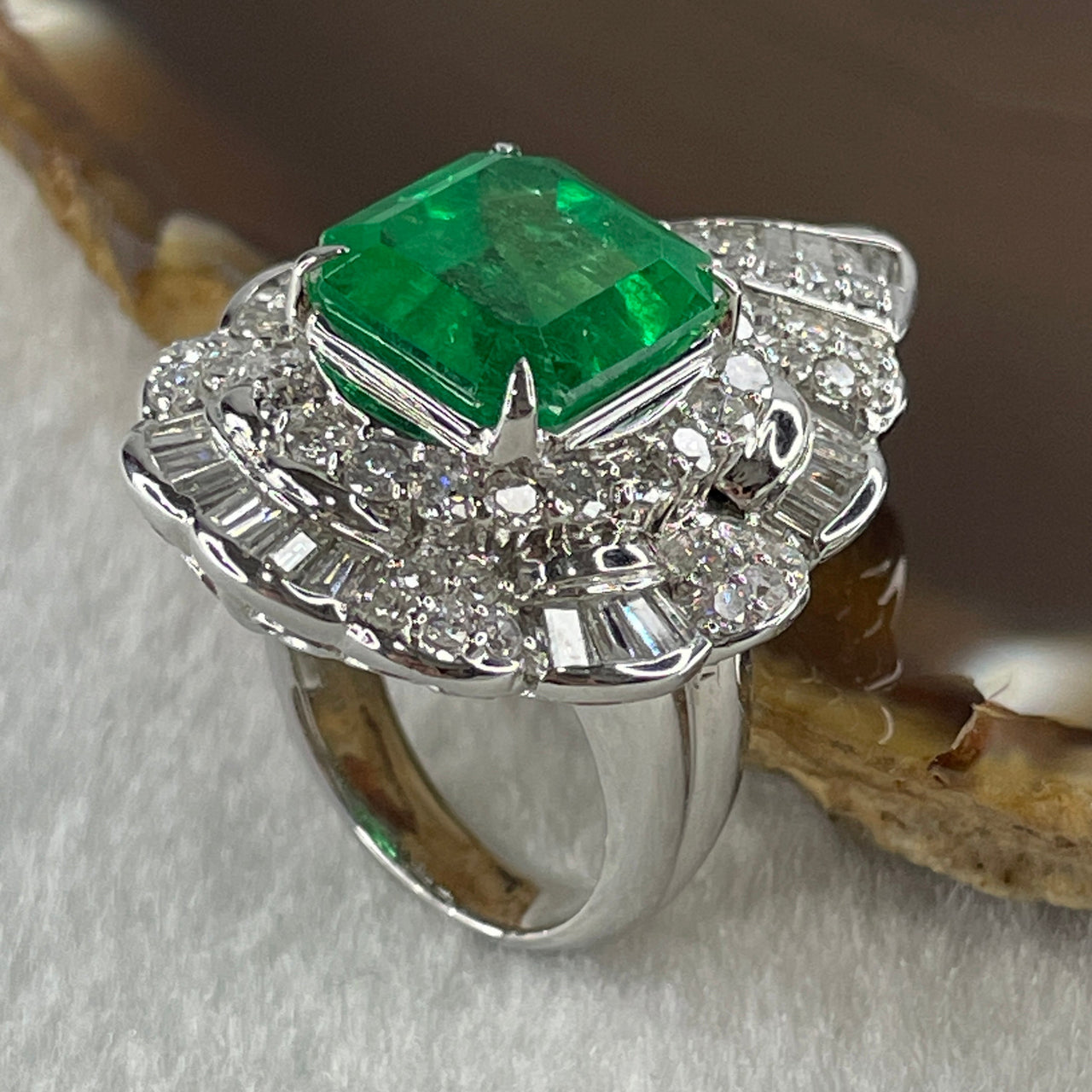 Rare Natural Columbian Green Emerald Beryl Faceted Step Cut Octagonal Shape 11.9 by 11.4 by 7.0mm 8.13ct and Natural Diamonds 3.10ct Platinum PT900 Ring Total 29.81g US6.5 HK13.5 EU53 Inner Diameter 16.9mm