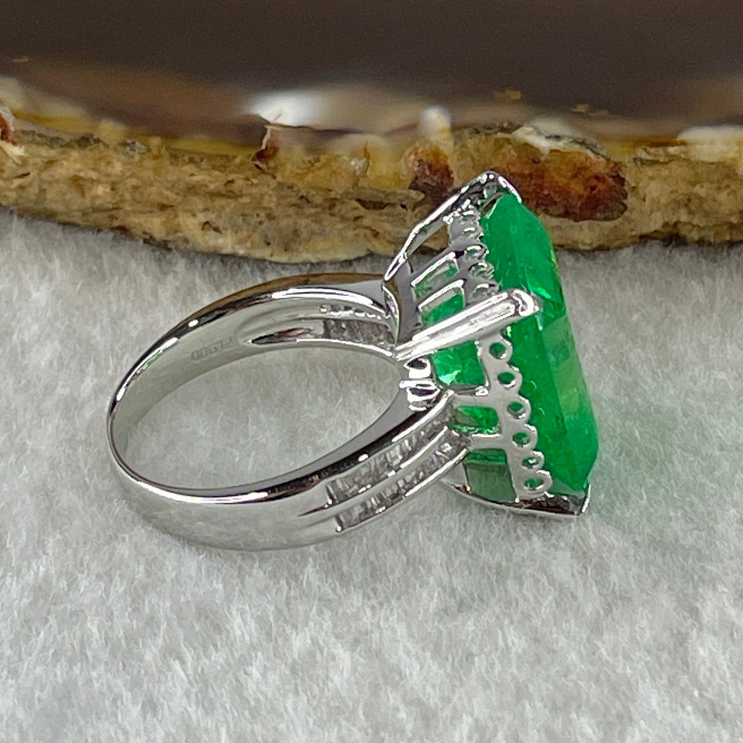Rare Natural Columbian Green Emerald Beryl Faceted Step Cut Octagonal Shape 10.61Ct 14.66 by 12.48 by 8.82mm and Natural Diamonds 0.33ct Platinum PT900 Ring Total 10.63g US 6 HK 13 Inner Diameter 16.8mm GIA Cert