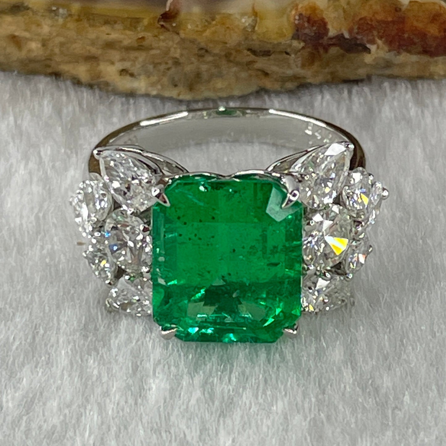 Rare Natural Columbian Green Emerald Beryl Faceted Step Cut Octagonal Shape 11.55 by 9.45 by 6.33mm 4.66ct and Natural Diamonds 2.094ct Platinum PT900 Ring Total 6.85g US6.5 HK13.5 EU53 Inner Diameter 16.8mm GIA Cert