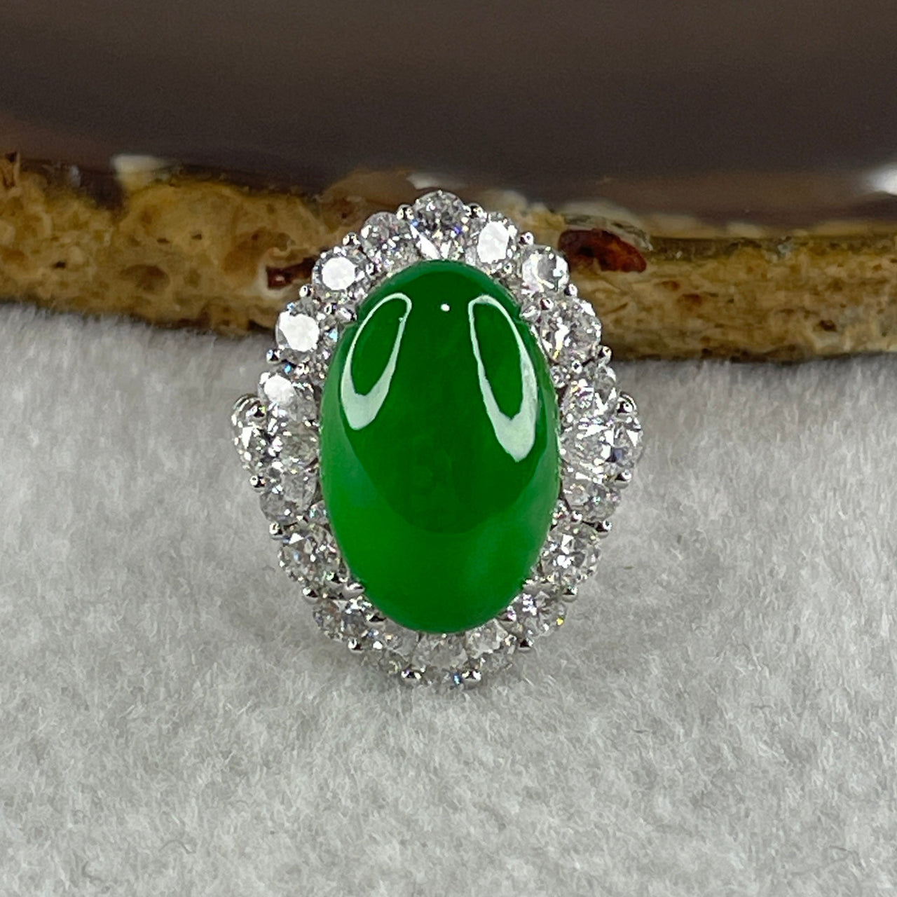 Very High Quality Highly Translucent TYPE A Natural Icy Intense Green Jadeite Oval Cabochon Approx 18.13 by 11.66mm Total Weight 11.42g including Natural Diamonds 2.93ct and Au750 White Gold Ring Setting US 7.25 HK 16 Inner Diameter 17.5mm with GIA Cert