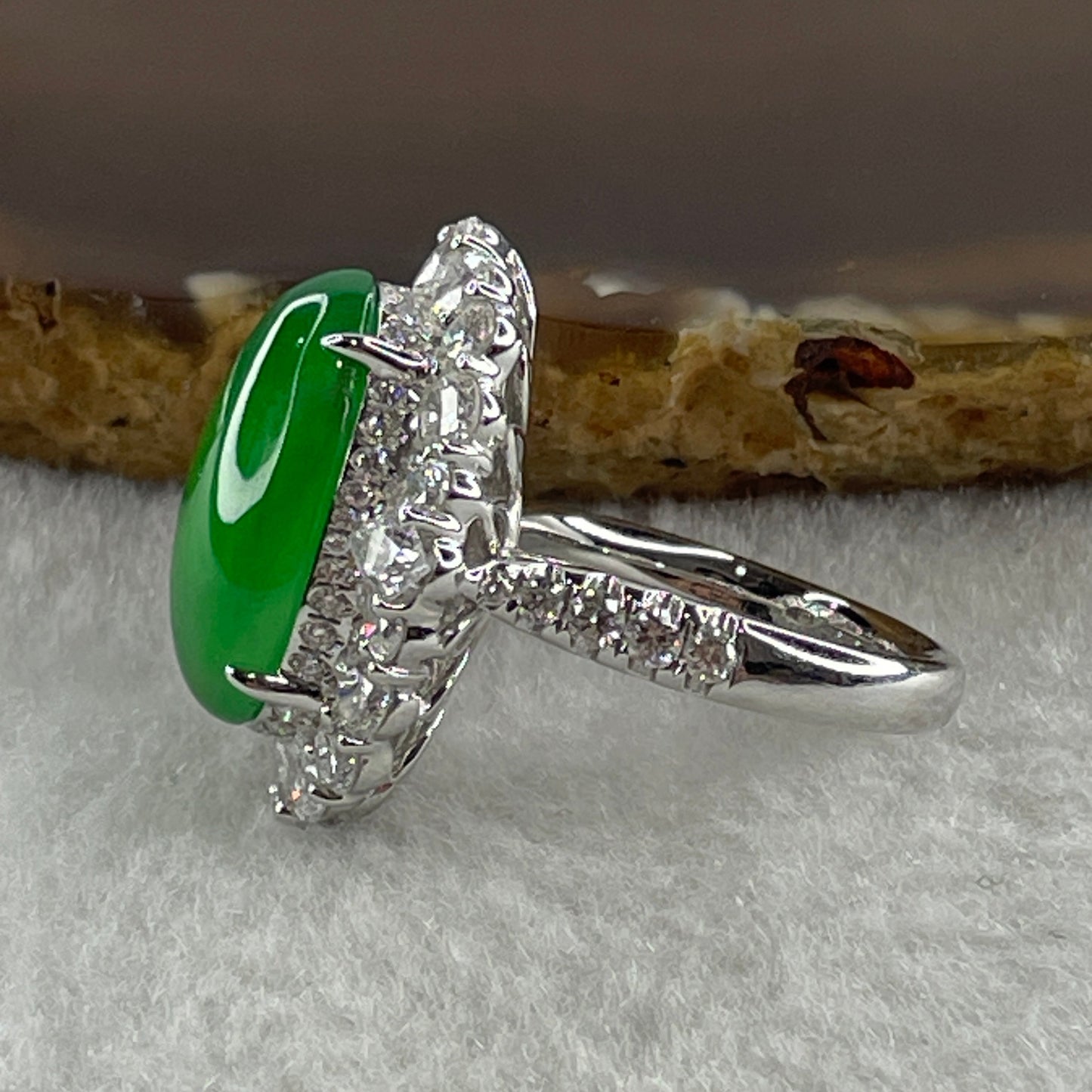 Very High Quality Highly Translucent TYPE A Natural Icy Intense Green Jadeite Oval Cabochon Approx 18.13 by 11.66mm Total Weight 11.42g including Natural Diamonds 2.93ct and Au750 White Gold Ring Setting US 7.25 HK 16 Inner Diameter 17.5mm with GIA Cert