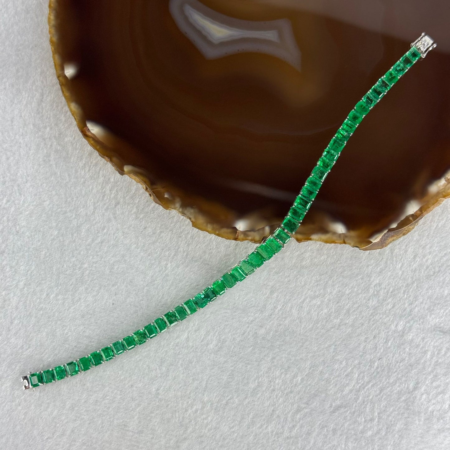 Natural Columbian Vivid Green Emeralds 15.35ct with Natural Diamonds 0.08ct Tennis Bracelet in 18K White Gold 9.74g 18cm Total 12.81g