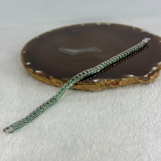 Natural Columbian Vivid Green Emeralds 15.35ct with Natural Diamonds 0.08ct Tennis Bracelet in 18K White Gold 9.74g 18cm Total 12.81g