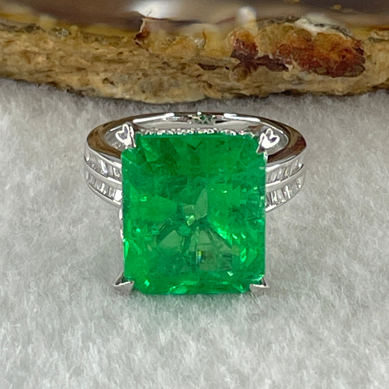 Rare Natural Columbian Green Emerald Beryl Faceted Step Cut Octagonal Shape 10.61Ct 14.66 by 12.48 by 8.82mm and Natural Diamonds 0.33ct Platinum PT900 Ring Total 10.63g US 6 HK 13 Inner Diameter 16.8mm GIA Cert