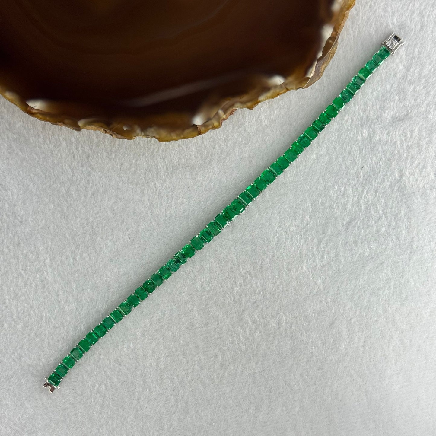 Natural Columbian Vivid Green Emeralds 15.35ct with Natural Diamonds 0.08ct Tennis Bracelet in 18K White Gold 9.74g 18cm Total 12.81g