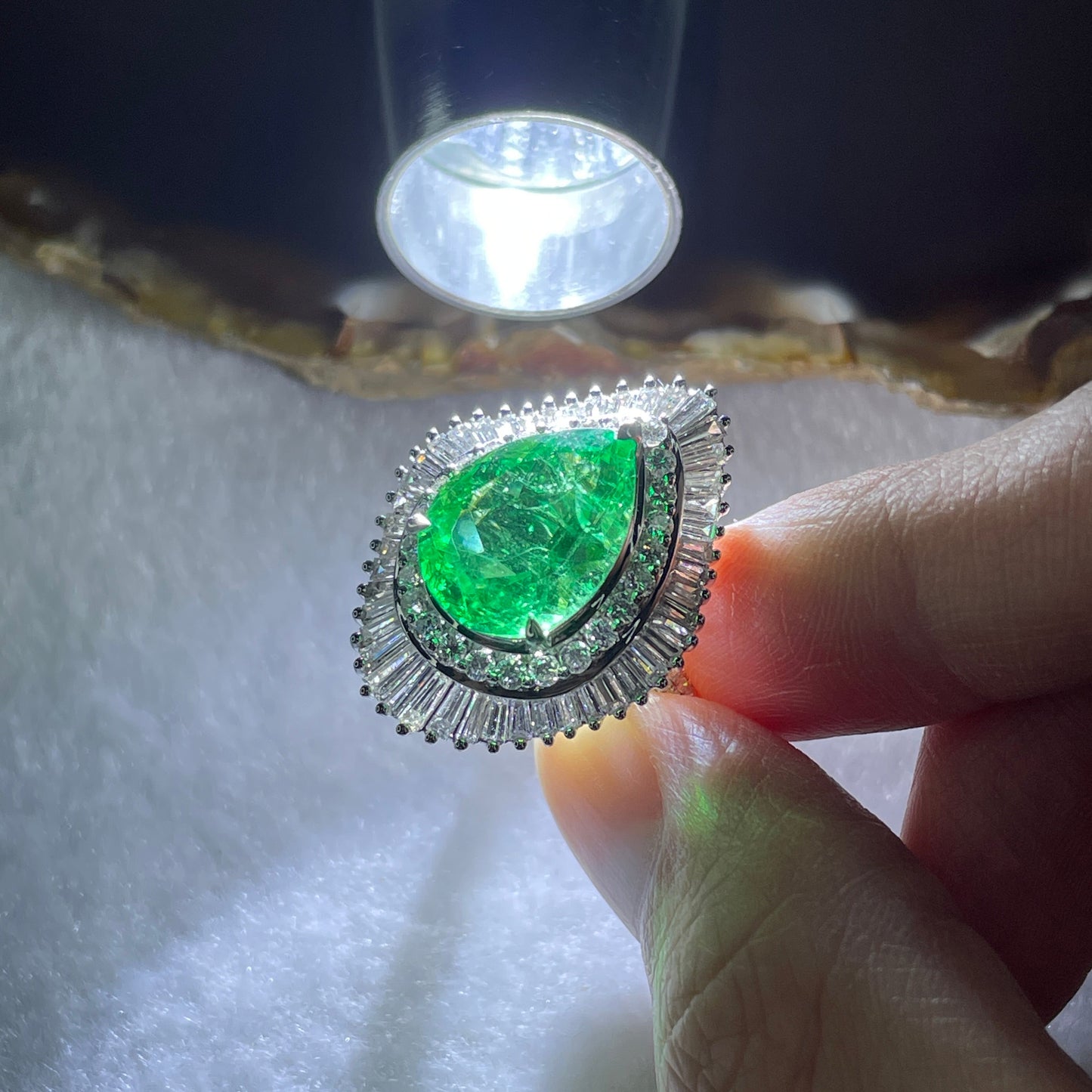 Rare Natural Columbian Muzo Modified Brilliant Vivid Green Emerald Beryl Faceted Pear or Tear Drop Shape 14.46 by 10.74 by 6.91mm 5.59ct and Natural Diamonds 2.38ct 18K 750 White Gold Ring Total 11.07g US7.25 HK16 EU55 Inner Diameter 17.6mm GUILD Cert