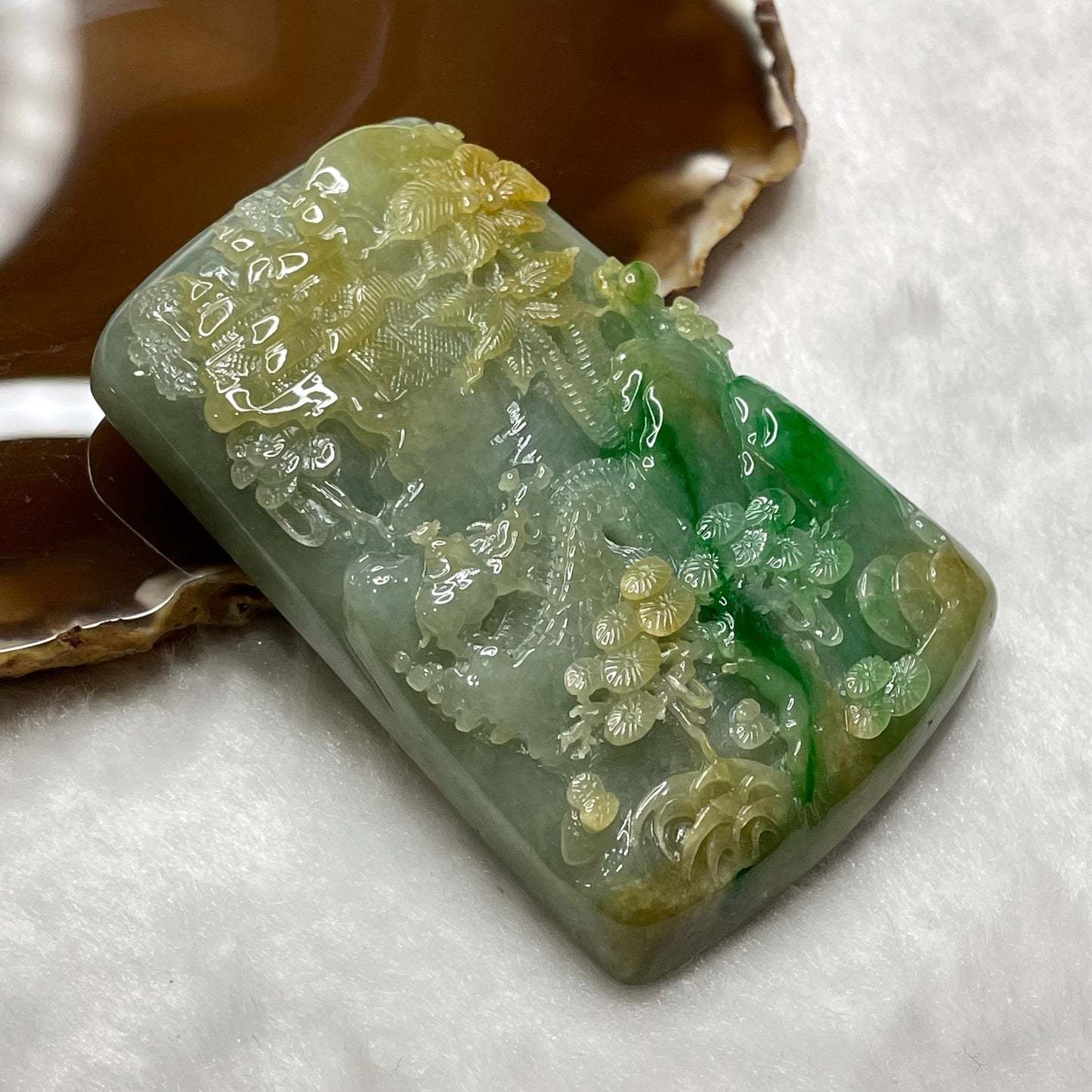 Rare High Quality Type A Shan Shui Jade Jadeite with Imperial Green Veins 102.12g 73.0 by 50.7 by 11.7mm