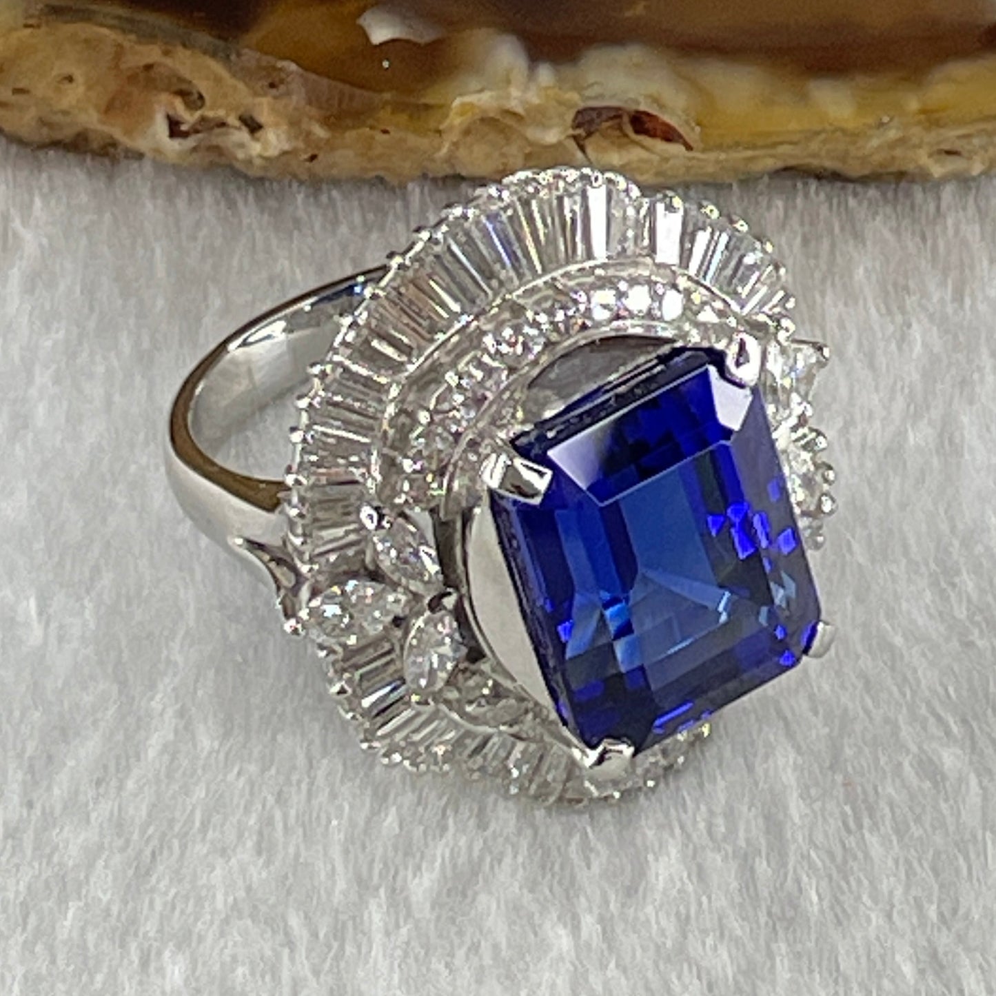 Very High Grade Natural Blue Tanzanite 12.12ct Natural Diamonds 2.33ct Platinum PT900 15.21g Ring Total 15.85g US6 HK13 EU52 Inner Diameter 16.5mm