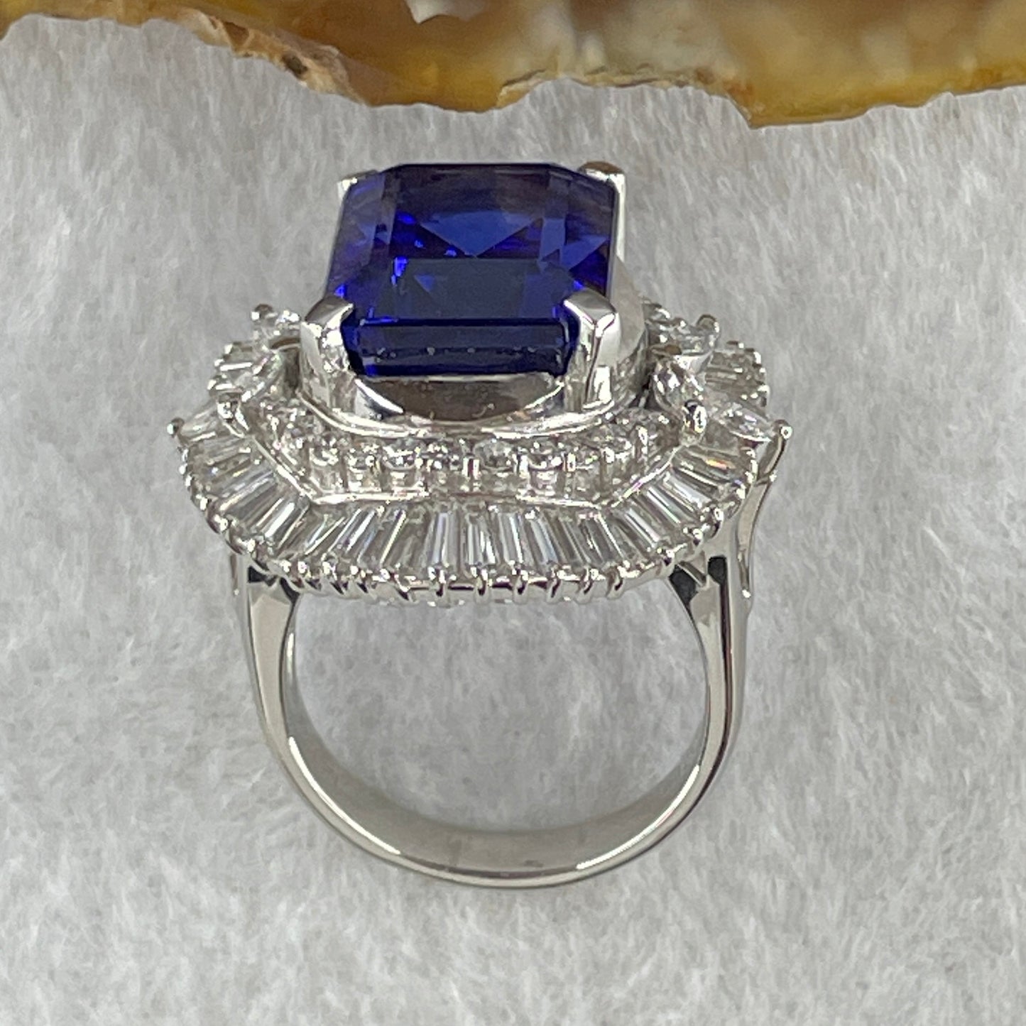 Very High Grade Natural Blue Tanzanite 12.12ct Natural Diamonds 2.33ct Platinum PT900 15.21g Ring Total 15.85g US6 HK13 EU52 Inner Diameter 16.5mm