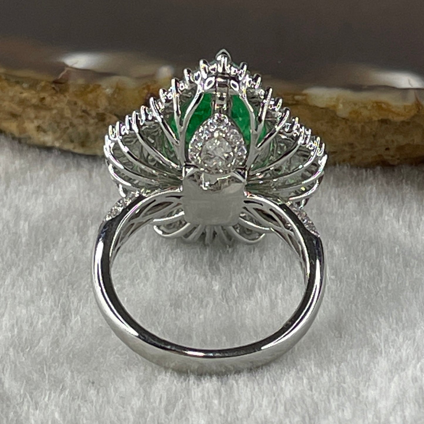 Rare Natural Columbian Muzo Modified Brilliant Vivid Green Emerald Beryl Faceted Pear or Tear Drop Shape 14.46 by 10.74 by 6.91mm 5.59ct and Natural Diamonds 2.38ct 18K 750 White Gold Ring Total 11.07g US7.25 HK16 EU55 Inner Diameter 17.6mm GUILD Cert