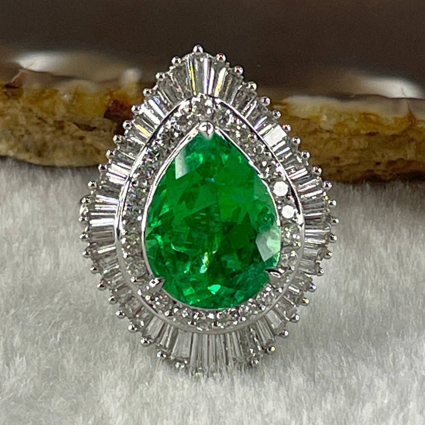 Rare Natural Columbian Muzo Modified Brilliant Vivid Green Emerald Beryl Faceted Pear or Tear Drop Shape 14.46 by 10.74 by 6.91mm 5.59ct and Natural Diamonds 2.38ct 18K 750 White Gold Ring Total 11.07g US7.25 HK16 EU55 Inner Diameter 17.6mm GUILD Cert