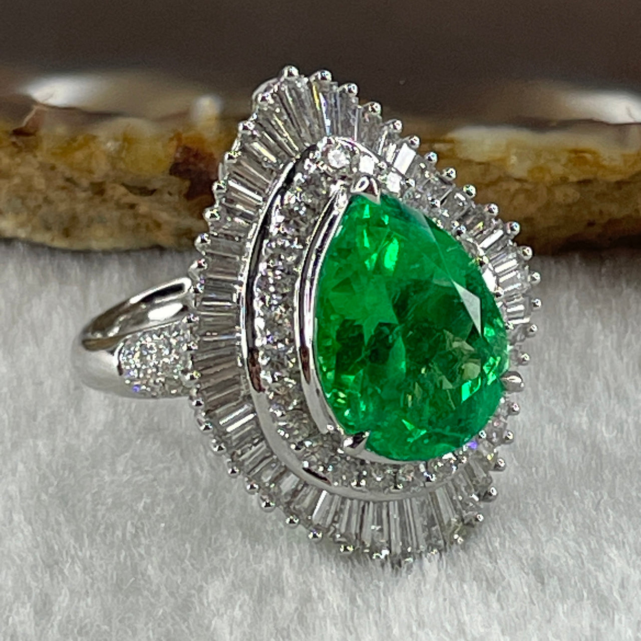 Rare Natural Columbian Muzo Modified Brilliant Vivid Green Emerald Beryl Faceted Pear or Tear Drop Shape 14.46 by 10.74 by 6.91mm 5.59ct and Natural Diamonds 2.38ct 18K 750 White Gold Ring Total 11.07g US7.25 HK16 EU55 Inner Diameter 17.6mm GUILD Cert