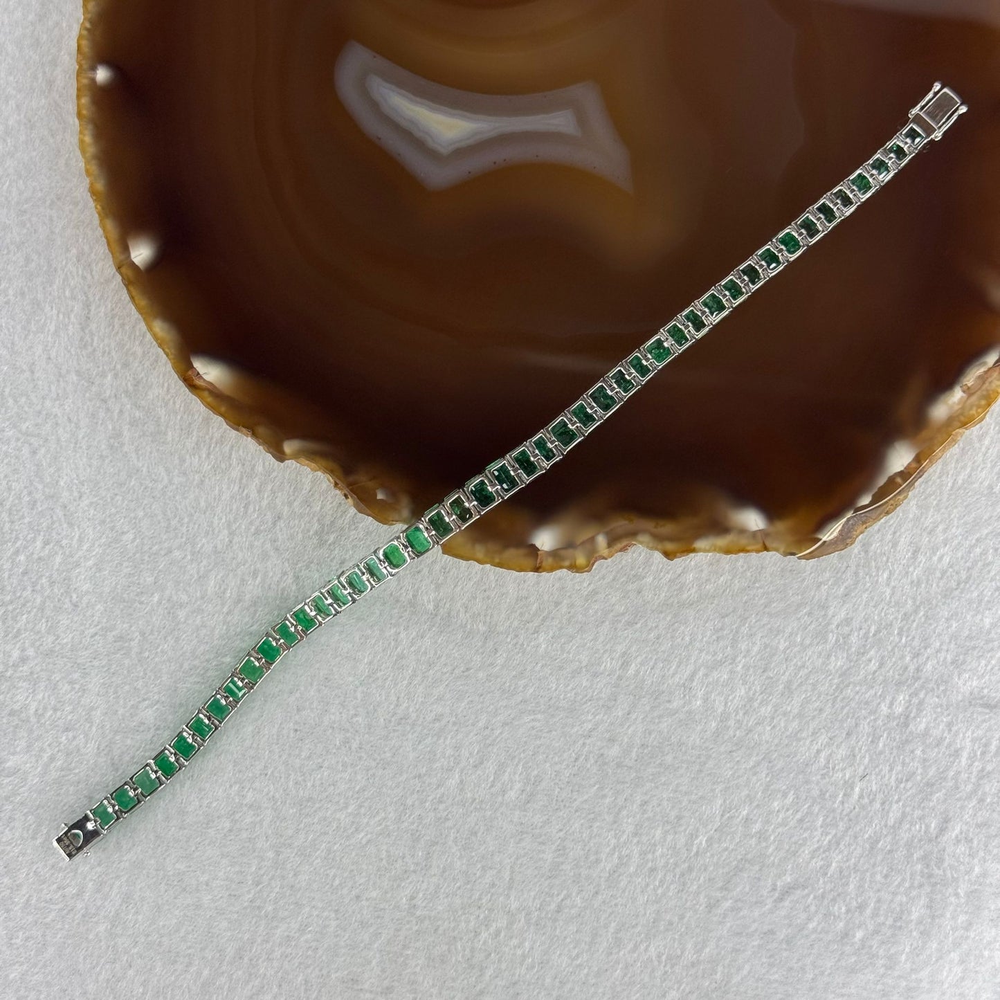 Natural Columbian Vivid Green Emeralds 15.35ct with Natural Diamonds 0.08ct Tennis Bracelet in 18K White Gold 9.74g 18cm Total 12.81g