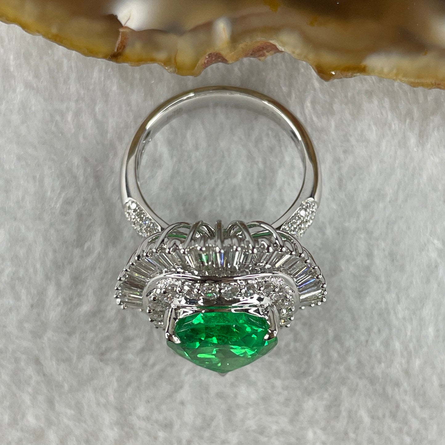Rare Natural Columbian Muzo Modified Brilliant Vivid Green Emerald Beryl Faceted Pear or Tear Drop Shape 14.46 by 10.74 by 6.91mm 5.59ct and Natural Diamonds 2.38ct 18K 750 White Gold Ring Total 11.07g US7.25 HK16 EU55 Inner Diameter 17.6mm GUILD Cert