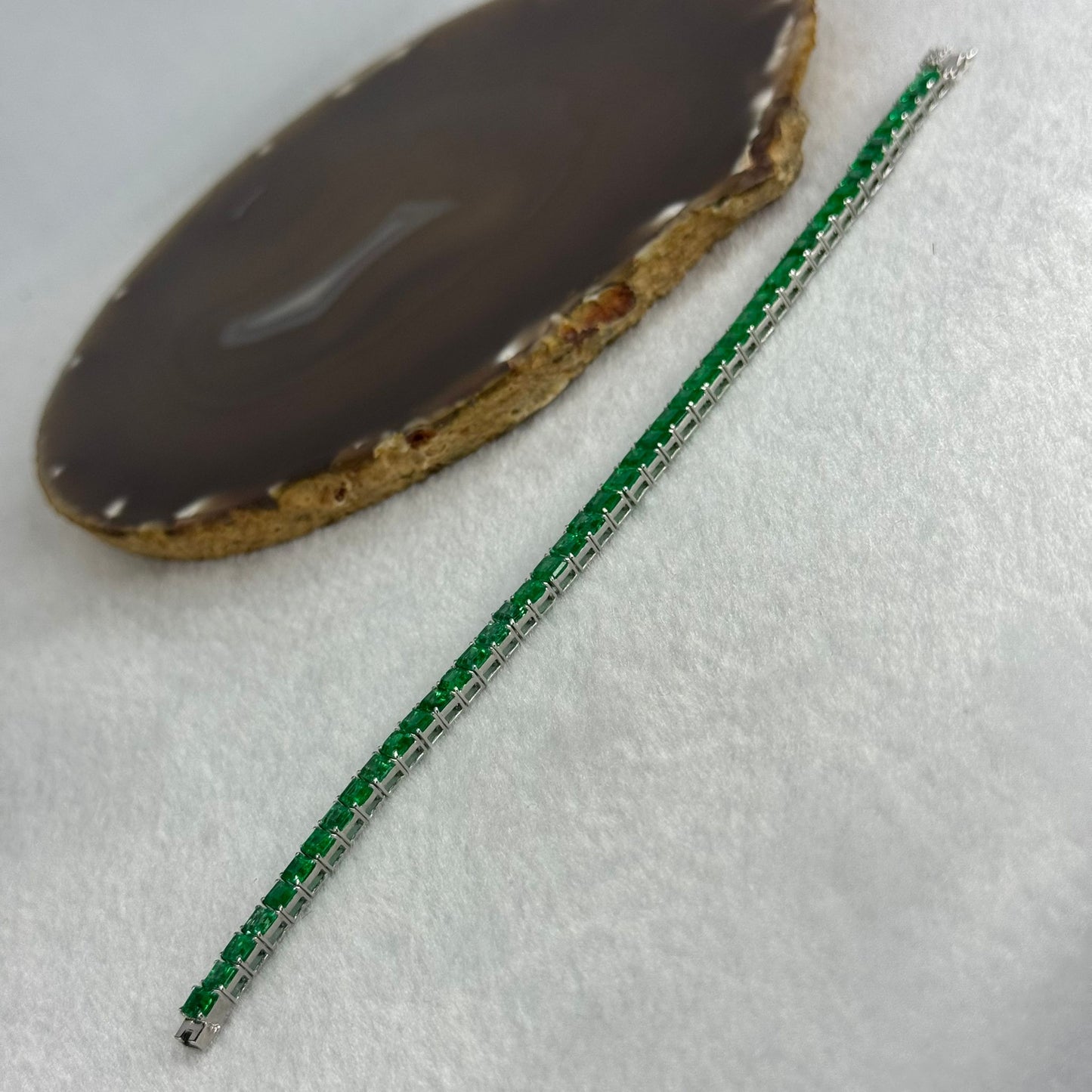 Natural Columbian Vivid Green Emeralds 15.35ct with Natural Diamonds 0.08ct Tennis Bracelet in 18K White Gold 9.74g 18cm Total 12.81g