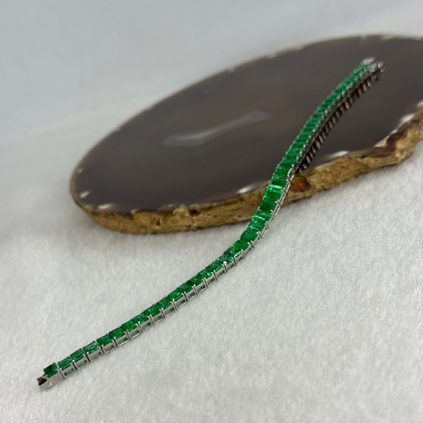 Natural Columbian Vivid Green Emeralds 15.35ct with Natural Diamonds 0.08ct Tennis Bracelet in 18K White Gold 9.74g 18cm Total 12.81g