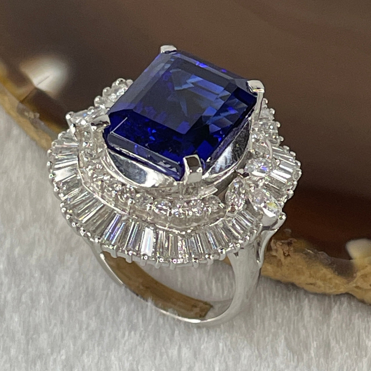 Very High Grade Natural Blue Tanzanite 12.12ct Natural Diamonds 2.33ct Platinum PT900 15.21g Ring Total 15.85g US6 HK13 EU52 Inner Diameter 16.5mm